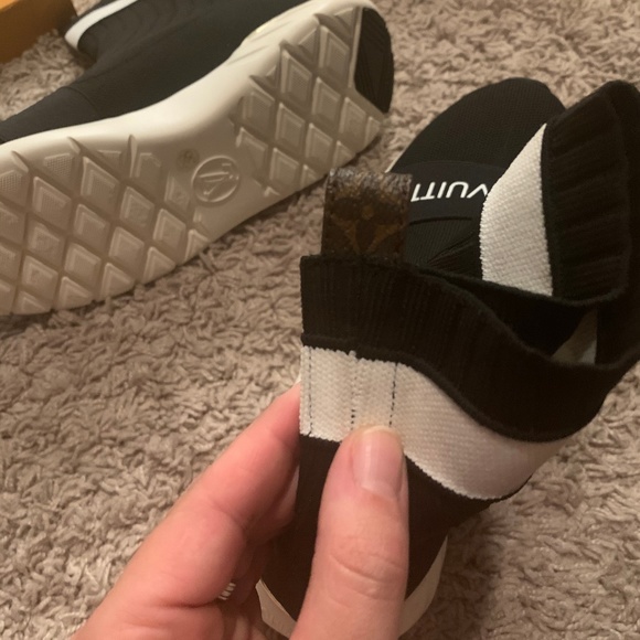 Louis Vuitton Black and White Sneakers Sleek Design - Picture 7 of 7